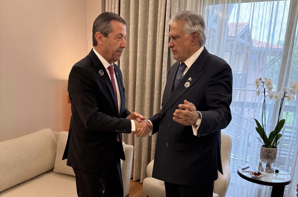 Bakan Ertuğruloğlu, Pakistan Başbakan Yardımcısı ve Dışişleri Bakanı Dar ile görüştü