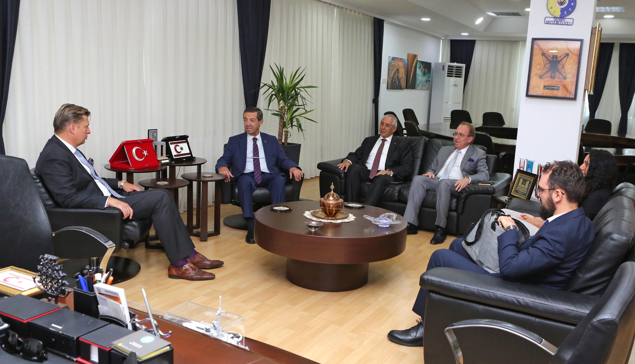 Dışişleri Bakanı Ertuğruloğlu, Alman Milletvekili Krah’ı kabul etti