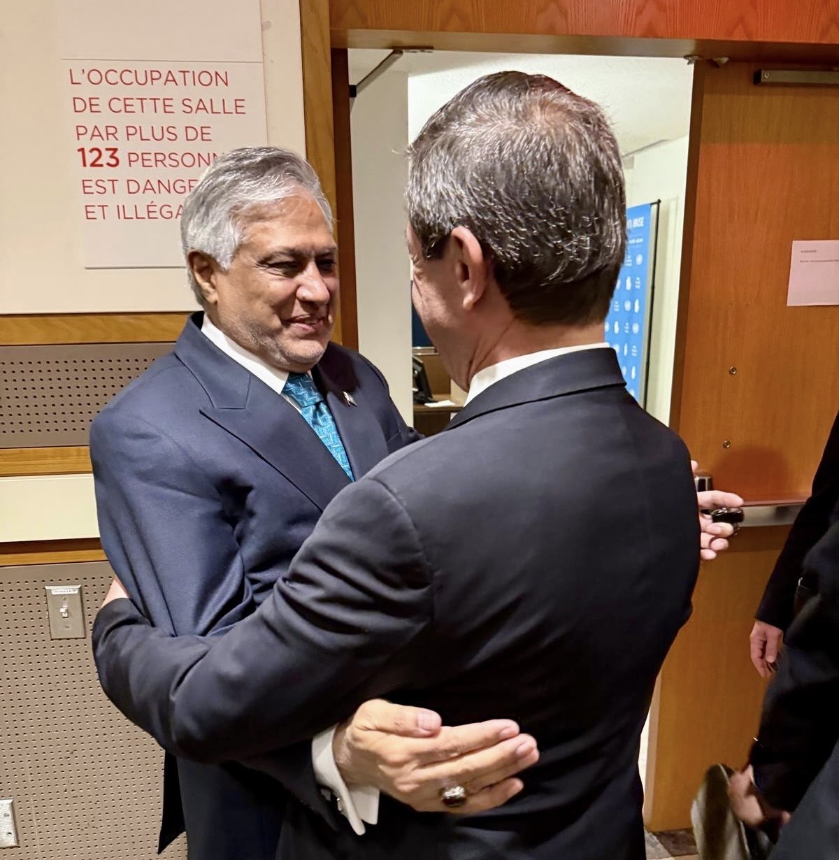 Dışişleri Bakanı Ertuğruloğlu, Pakistan Başbakan Yardımcısı ve Dışişleri Bakanı Mohammad Ishaq Dar ile bir araya geldi