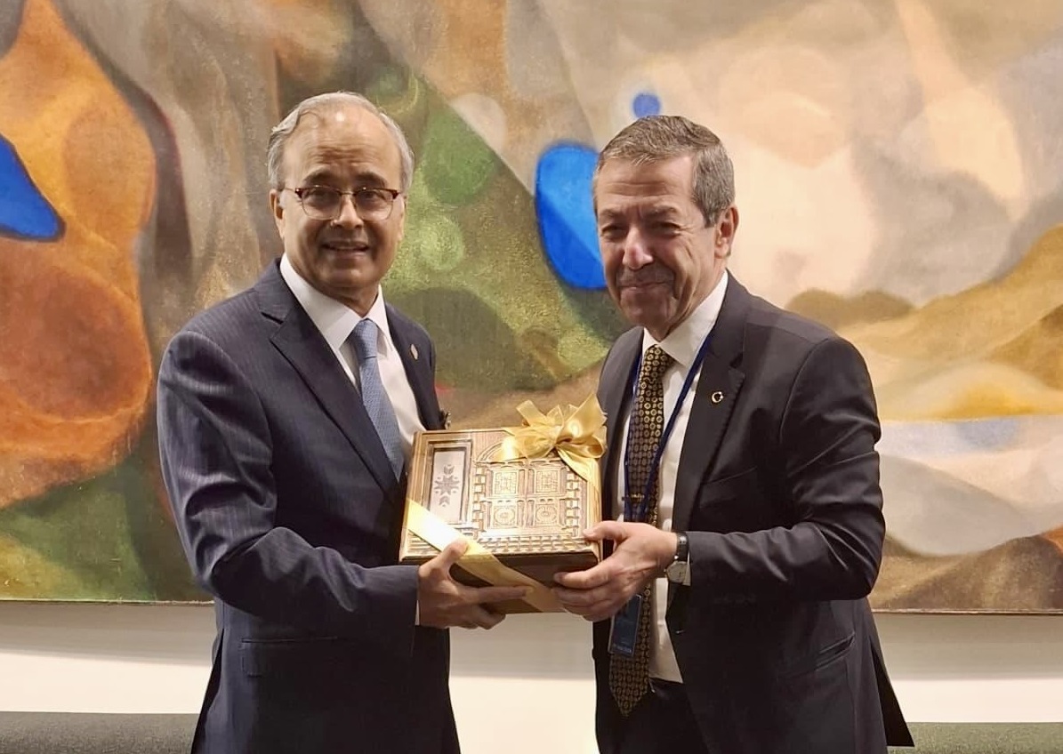 Ertuğruloğlu meets with ECO Secretary-General Khan