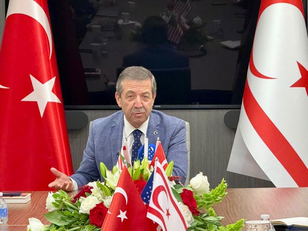 Dışişleri Bakanı Ertuğruloğlu, Washington’da Kıbrıs Türkleri, Sivil Toplum Örgütleri ve Georgetown Üniversitesi yüksek lisans öğrencileri ile bir araya geldi