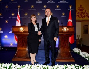 Dışişleri Bakanı Emine Çolak, Türkiye Dışişleri Bakanı Mevlüt Çavuşoğlu ile biraraya geldi. (25 Ağustos 2015)