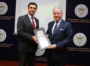 Minister of Foreign Affairs Özdil Nami and President of İzmir Chamber of Commerce Demirtaş gave presents to each other