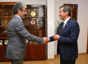 Dışişleri Bakanı Tahsin Ertuğruloğlu,Kıbrıs Amerikan Üniversitesi Siyasi Bilimler dekanı Ulvi Keser ve öğrencileri kabul etti  